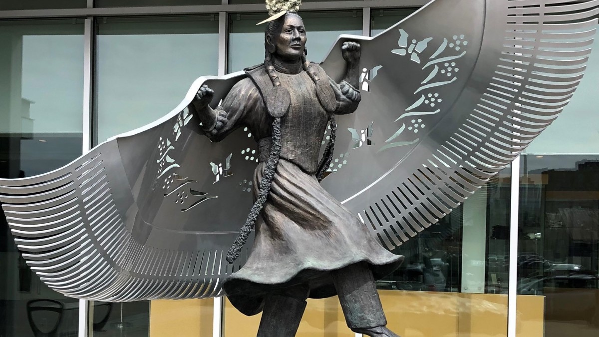 red star woman monument